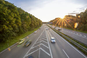 Deutschland, Bayern, München, Verkehr auf der Bundesautobahn 96 bei Sonnenuntergang - MAMF01971
