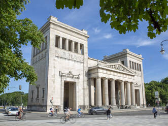 Deutschland, Bayern, München, Propyläentor am Königsplatz - MAMF01975