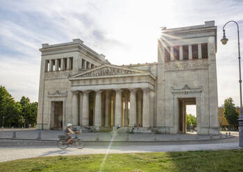 Deutschland, Bayern, München, Sonne über dem Propyläentor am Königsplatz - MAMF01980