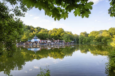 Deutschland, Bayern, München, Mollsee im Westpark mit Biergarten im Hintergrund - MAMF01989