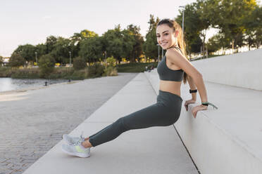 Schöne Sportlerin beim Training auf der Treppe - JRVF02166