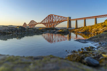 Blick auf die Forth Rail Bridge, UNESCO-Weltkulturerbe, über den Firth of Forth, South Queensferry, Edinburgh, Lothian, Schottland, Vereinigtes Königreich, Europa - RHPLF21055