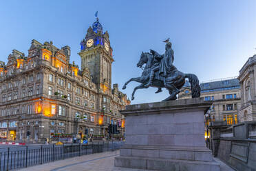 Blick auf das Balmoral Hotel und die Statue von Arthur Wellesley (1. Duke of Wellington) in der Abenddämmerung, Edinburgh, Schottland, Vereinigtes Königreich, Europa - RHPLF21065