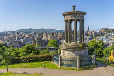 Blick auf die Skyline des Stadtzentrums und das Dugald-Stewart-Denkmal, Edinburgh, Schottland, Vereinigtes Königreich, Europa - RHPLF21068