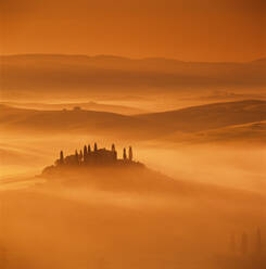 Toskanisches Bauernhaus mit Zypressen in nebliger Landschaft bei Sonnenaufgang, San Quirico d'Orcia, Provinz Siena, Toskana, Italien, Europa - RHPLF21074