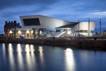 Albert Dock und Museum von Liverpool bei Nacht, Liverpool, Merseyside, England, Vereinigtes Königreich, Europa - RHPLF21076
