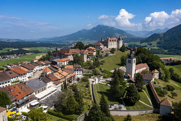 Luftaufnahme von Schloss Gruyere, Freiburg, Schweiz, Europa - RHPLF21090