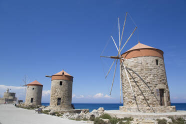 Windmühlen von Mandraki, Fort von St. Nicholas im Hintergrund, Hafen von Mandraki, Rhodos, Dodekanes-Inselgruppe, Griechische Inseln, Griechenland, Europa - RHPLF21125