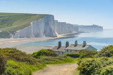 Blick auf Seven Sisters Chalk Cliffs und Coastguard Cottages bei Cuckmere Haven, South Downs National Park, East Sussex, England, Vereinigtes Königreich, Europa - RHPLF21132