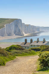 Blick auf Seven Sisters Chalk Cliffs und Coastguard Cottages bei Cuckmere Haven, South Downs National Park, East Sussex, England, Vereinigtes Königreich, Europa - RHPLF21133