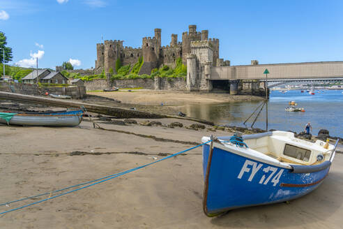 Blick auf Conwy Castle, UNESCO-Weltkulturerbe, und Boote am Ufer, Conwy, Conway County Borough, Wales, Vereinigtes Königreich, Europa - RHPLF21138