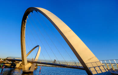 Elizabeth Quay Bridge, eine 20 Meter hohe Hängebrücke, Perth City, Western Australia, Australien, Pazifik - RHPLF21144