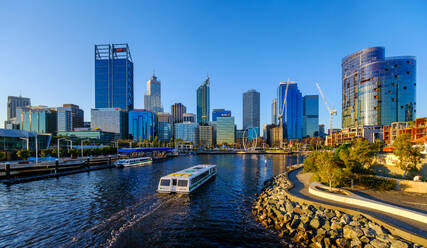 Passagierfähre, die Menschen von South Perth über den Elizabeth Quay ins Stadtzentrum bringt, Perth, Westaustralien, Australien, Pazifik - RHPLF21145