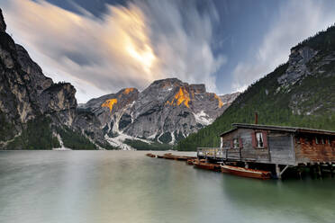 Bewölkter Himmel bei Sonnenuntergang über Croda del Becco und Pragser Wildsee, Dolomiten, Südtirol, Italien, Europa - RHPLF21149