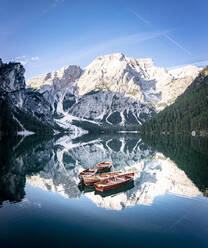 Boote im Pragser Wildsee mit Spiegelung der Berge im Wasser bei Sonnenaufgang, Dolomiten, Südtirol, Italien, Europa - RHPLF21150