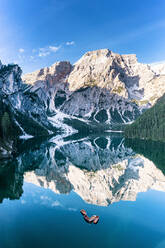 Pragser Wildsee mit Croda del Becco, die sich in der Morgendämmerung im Wasser spiegelt, Luftaufnahme, Dolomiten, Südtirol, Italien, Europa - RHPLF21151