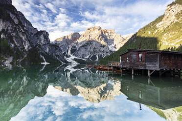 Pragser Wildsee bei Sonnenaufgang mit Croda del Becco im Wasser, Dolomiten, Südtirol, Italien, Europa - RHPLF21152