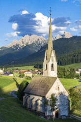 Kirche in der grünen Landschaft des Alpendorfes Niederdorf, Pustertal, Provinz Bozen, Südtirol, Italien, Europa - RHPLF21156