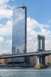 One Manhattan Square mit Manhattan Bridge, Manhattan, New York, Vereinigte Staaten von Amerika, Nordamerika - RHPLF21158