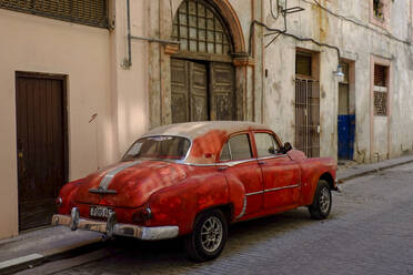 Oldtimer auf der Straße geparkt, Havanna, Kuba, Westindien, Mittelamerika - RHPLF21169