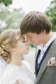 Liebevolle Braut und Bräutigam bei der Hochzeitszeremonie - SSGF00347