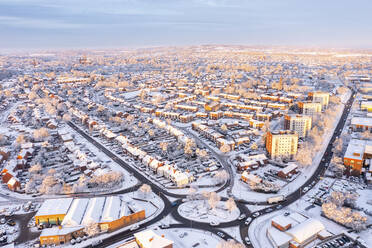 UK, England, Lichfield, Luftaufnahme der schneebedeckten Stadt in der Abenddämmerung - WPEF05545
