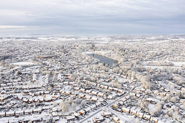 UK, England, Lichfield, Aerial view of snow-covered city with small lake in background - WPEF05558