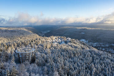 Deutschland, Baden-Württemberg, Bad Wildbad, Luftaufnahme der Schwarzwaldkette im Winter mit Treetop Walk Schwarzwald-Aussichtsturm im Vordergrund - WDF06702