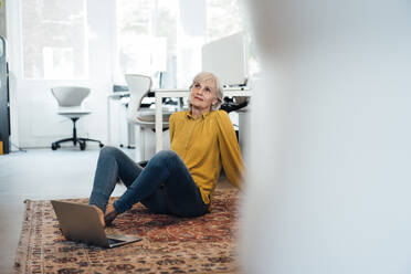 Geschäftsfrau sitzt am Laptop im Büro - JOSEF06071