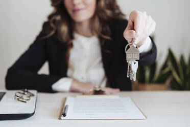 Young saleswoman holding house keys - EBBF04999