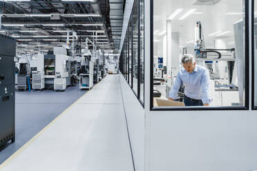 Ingenieur bei der Arbeit am Laptop in einer Produktionsstätte - DIGF17054