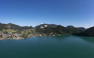 Österreich, Salzburg, St. Gilgen, Drohnenansicht des klaren Himmels über dem Wolfgangsee im Sommer mit Dorf im Hintergrund - WWF05855