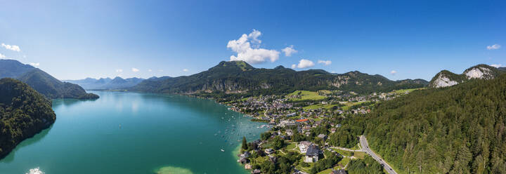 Österreich, Salzburg, St. Gilgen, Drohnenpanorama des Dorfes am Ufer des Wolfgangsees im Sommer - WWF05856