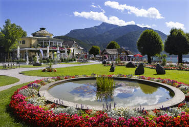 Österreich, Salzburg, St. Gilgen, Teich umgeben von blühenden Blumen im öffentlichen Park - WWF05859