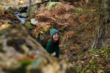 Lächelnde Frau mit Strickmütze im Herbstwald - MRRF01739