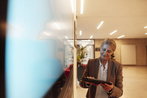 Geschäftsfrau benutzt Tablet-PC am Bildschirm im Büro - JOSEF06278