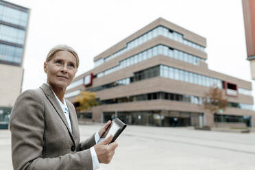 Geschäftsfrau mit Tablet-PC auf einer Straße in der Stadt - JOSEF06298
