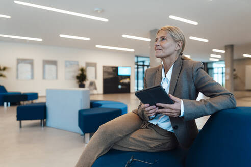 Geschäftsfrau mit Tablet-PC in der Büro-Lobby - JOSEF06309