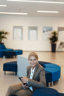 Geschäftsfrau mit Tisch-PC im Büro sitzend - JOSEF06320