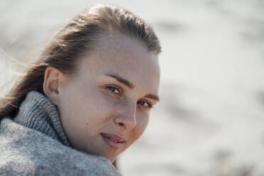 Young woman in turtleneck at beach - GUSF06578