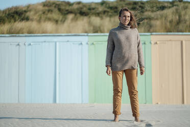 Junge Frau im Sand am Strand stehend - GUSF06611