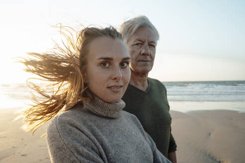 Junge Frau mit Vater am Strand - GUSF06654