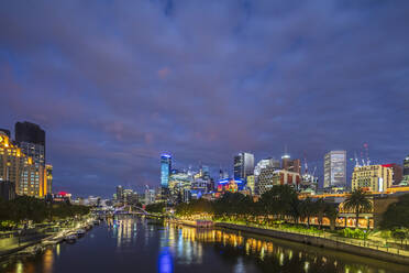 Australia, Melbourne, Victoria, Cloudy sky over Yarra River canal in Southbank at dusk - FOF12313