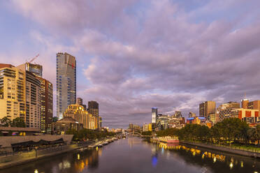 Australien, Melbourne, Victoria, Bewölkter Himmel über dem Yarra River Kanal in Southbank in der Abenddämmerung - FOF12315