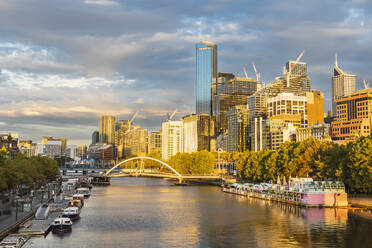 Australien, Melbourne, Victoria, Yarra River Kanal in Southbank in der Morgendämmerung mit Evan Walker Bridge im Hintergrund - FOF12321