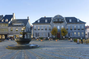 Deutschland, Niedersachsen, Goslar, Springbrunnen im Zentrum des historischen Marktplatzes - WIF04470