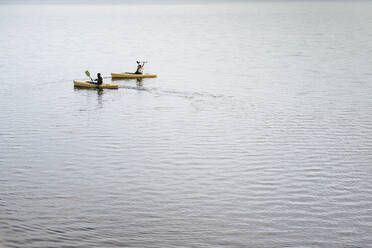 Freundin und Freund fahren im Urlaub Kajak auf dem See - MASF27200