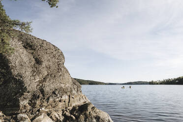 Paar fährt im Urlaub Kajak auf dem See gegen den Himmel - MASF27258