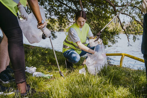 Umweltschützerinnen und Umweltschützer sammeln am Seeufer Plastik ein - MASF27308