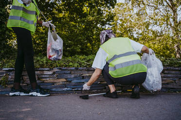Klimaaktivistinnen sammeln Plastik auf der Straße auf - MASF27314